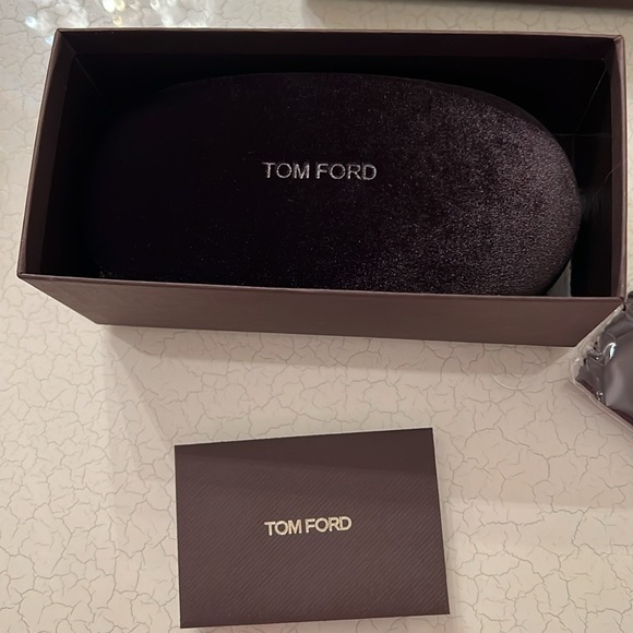 NWB Authentic Tom Ford Luxury Sunglasses Velvet Case + Cleaning Cloth + Box. - Picture 6 of 10